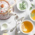 3 чашки с чаем, чайник, лимон, молоко