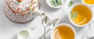 3 чашки с чаем, чайник, лимон, молоко