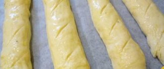 7) Сформованные багеты с луком отправляем на противень. Делаем по всей длине надрезы, смазываем их рафинированным подсолнечным маслом. Противень оставляем в тепле, багеты должны заметно увеличиться в размере. После отправляем их на выпечку в разогретую до 200°C духовку. Я выпекаю багеты с луком 30-35 минут.