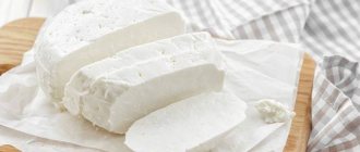 Адыгейский сыр на разделочной доске
