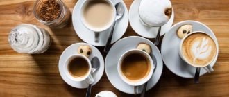 Чашки кофе на столе