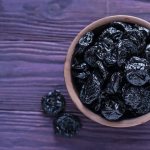 чернослив в мисочке и на столе