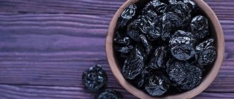 чернослив в мисочке и на столе