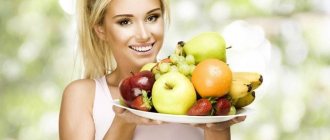 Девушка держит блюдо с фруктами и ягодами