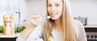Девушка ест творог