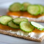 Диетические хлебцы и сыр - фото перекуса