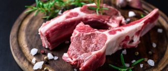 два сырых кусочка баранины с солью, перцем и зеленью