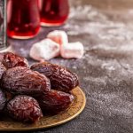 финики в тарелке, мармелад на фоне