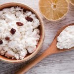 Готовим творожная массу в домашних условиях: с изюмом, с курагой, с клубникой