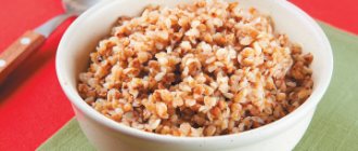 Гречневая каша в тарелке