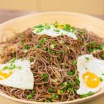 Гречневая лапша с капустой и яйцом