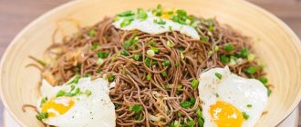 Гречневая лапша с капустой и яйцом
