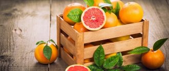 грейпфруты в деревянном ящике с листьями
