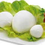 Итальянская моцарелла обладает нежным вкусом и полезными свойствами