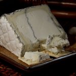 Изображение сыра с темной плесенью