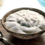 Йогурт перед употреблением