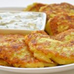 Кабачковые оладьи с соусом