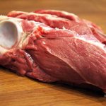 как тушить мясо с водой на сковороде фото