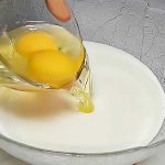 Кладем яйца в кефир