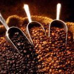 Кофейные зерна в мешке