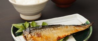 копченая скумбрия на тарелке с зеленью