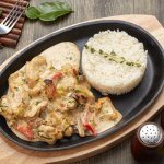 Курица с грибами и овощами в сливочном соусе