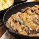 Курица с грибами в сливочном соусе – классический рецепт