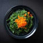 маринованная моркская капуста с морковью в тарелке