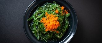 маринованная моркская капуста с морковью в тарелке