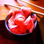 маринованный имбирь в миске