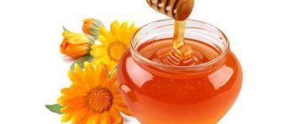 Мед в банке и цветы