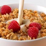 Мюсли с молоком и свежей малиной