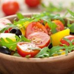 Овощной салат в тарелке