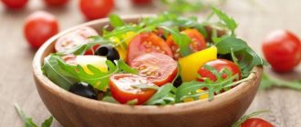 Овощной салат в тарелке