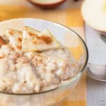 Овсяная каша с корицей и яблоком