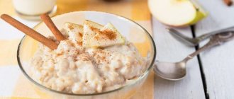 Овсяная каша с корицей и яблоком