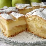 Под конец пирог можно посыпать сахарной пудрой