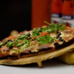 Поднос с пиццей немного наклонили