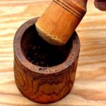 Помол зернового кофе в ступке пестиком