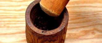 Помол зернового кофе в ступке пестиком