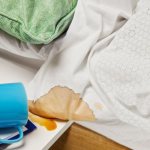 Пятно от кофе на постели