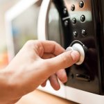 Растопить шоколад лучше в микроволновке