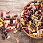 разноцветная фасоль на столе и в мисочке