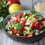 Салат с авокадо и овощами