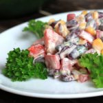 Салат с фасолью, колбасой, кукурузой и помидорами