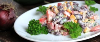 Салат с фасолью, колбасой, кукурузой и помидорами
