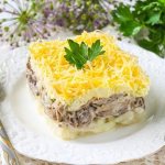 Салат с говядиной, сыром и ананасами