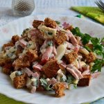 Салат с колбасой, фасолью и сухариками