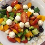 Салат с моцареллой и маслинами