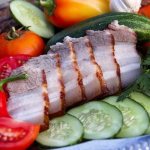 Сало оказывает благотворное воздействие на обмен веществ человека